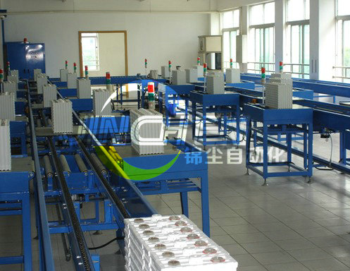 一臺鏈條輸送機(jī)在輸送物件